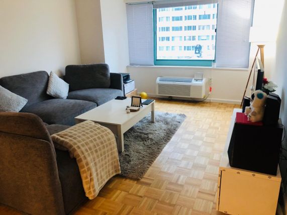 20 River Court LeaseBreak com